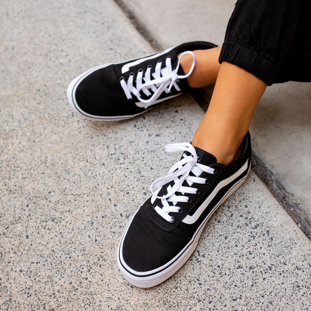 VANS OLD SKOOL SNEAKERS “LIKE NEW” SIZE 8